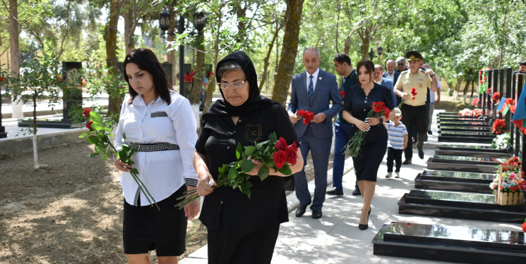 Vətən müharibəsində şəhadətə yüksələn Şirvan şəhərinin qəhrəman oğullarından biri Nicat Ziyafət oğlu Hüseynovun doğum günü münasibətilə xatirəsi anılıb.