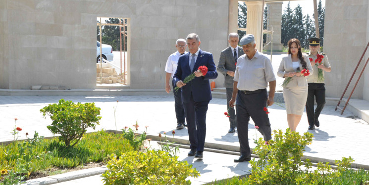 Şirvan Şəhər İcra Hakimiyyətinin başçısı İlqar Abbasov Şəhidlər xiyabanına ənənəvi ziyarətdə iştirak edib.